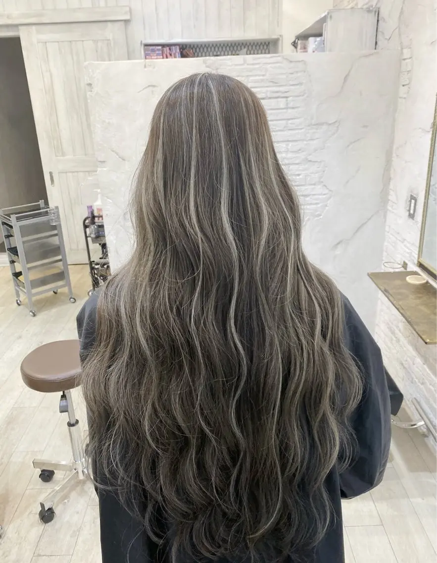 ロング カラー ダークグレー ダークグレージュ グレージュ ハイライトカラー ハイライト ヘアカラー トリートメント 指名数No.1 /NAOYAのヘアスタイル