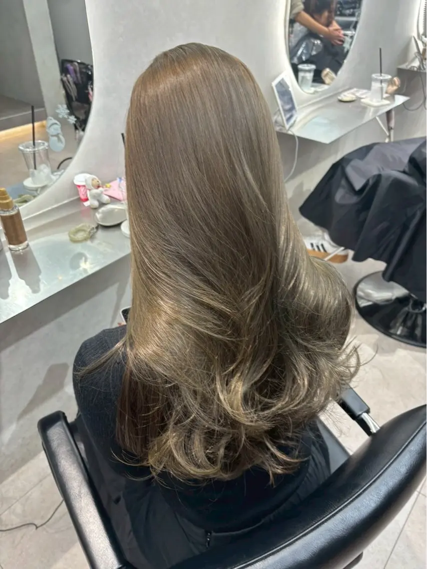 ヘアアレンジ ヘアカラー モデル支持率Ｎｏ．1 透明感グレージュのヘアスタイル