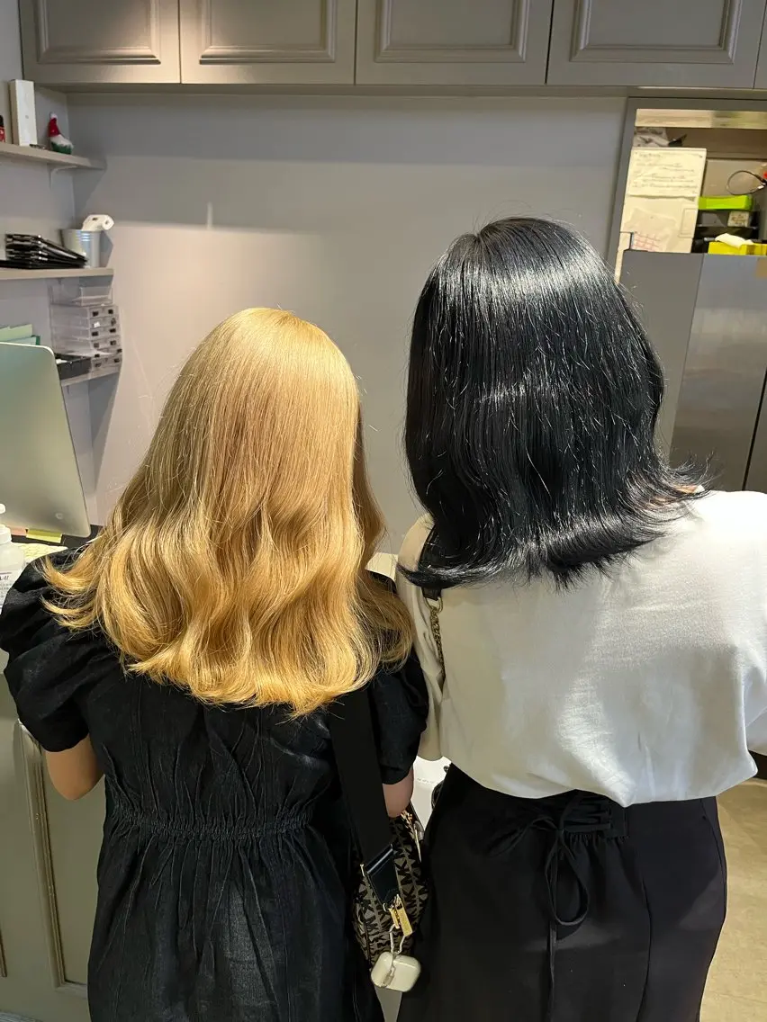 ミディアム 寒色/ベージュヘア ブリーチありMiOのヘアスタイル