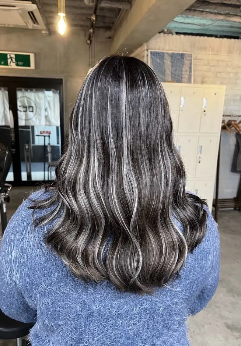 セミロング カラー ダークグレー ダークグレージュ グレージュ ハイライトカラー ハイライト ヘアカラー トリートメント 指名数No.1 /NAOYAのヘアスタイル