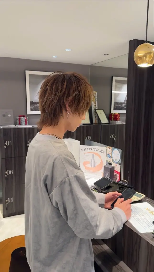 ミディアム メンズ メンズウルフカット 顔周りカット レイヤーカット 小顔カット ウルフカット カット ✨【人生変えるカラー 美容師】✨吉祥寺駅のヘアスタイル