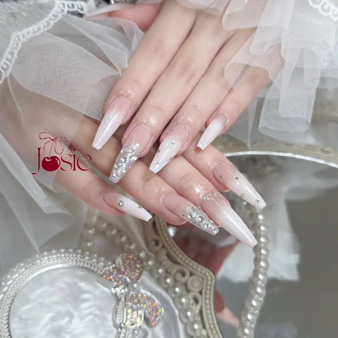 ネイル キラキラネイル 韓国ネイル ロングネイル ワンホンネイル ハンドネイル Josie nail salonのネイルデザイン