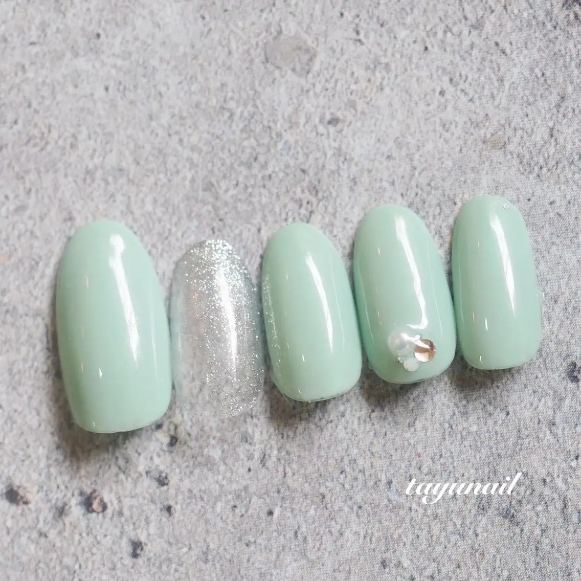 ネイル アートネイル ジェルネイル グリーン ニュアンスネイル ワンカラーネイル ハンドネイル ネイルサロン 【たゆnail】のネイルデザイン