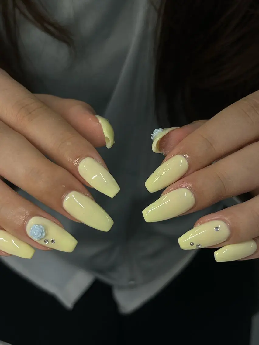 ネイル 水色 黄色 ハンドネイル schon 🎀saraのネイルデザイン