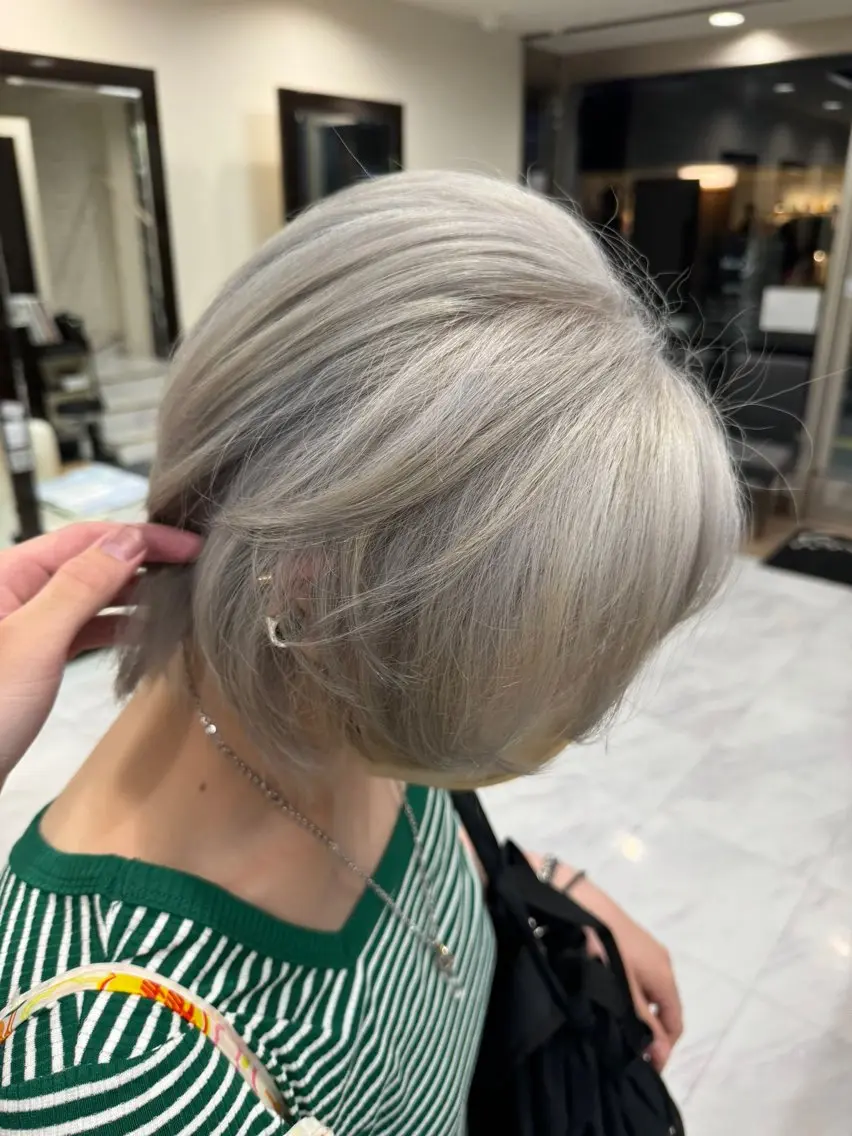 ショート カラー ヘアアレンジ 切りっぱなしボブ 前下がりボブ ブリーチ デザインカラー ダブルカラー ヘアカラー トリートメント 目黒 碧人のヘアスタイル