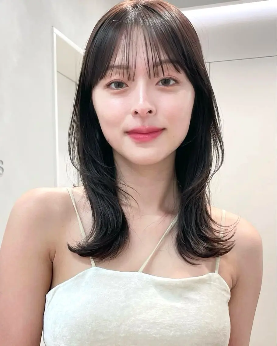 ミディアム アッシュ レイヤーカット 外ハネヘア カット ヘアカラー 表参道レイヤーカット 髪質改善山岸季生のヘアスタイル