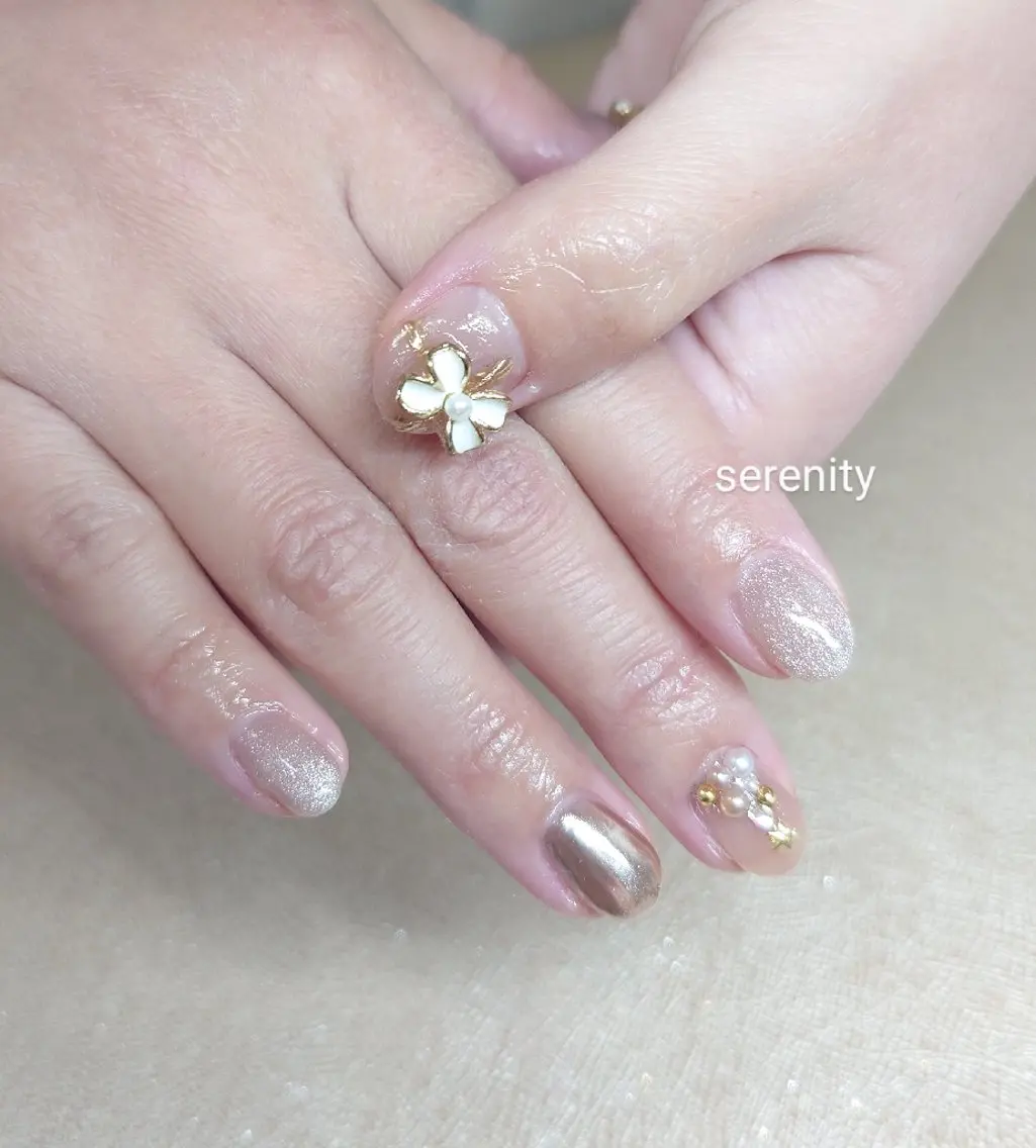 ネイル マグネットネイル ミラーネイル リボン 冬ネイル クリスマス nail  serenityのネイルデザイン