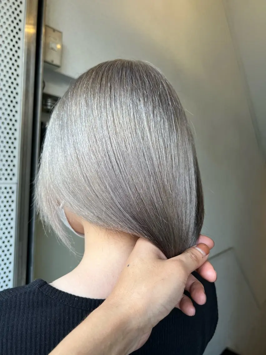 ロング カラー アッシュ アッシュグレー アッシュグレージュ ベージュカラー ブリーチ ヘアカラー Lima/ハイトー ン/ブリーチ/心斎橋のヘアスタイル