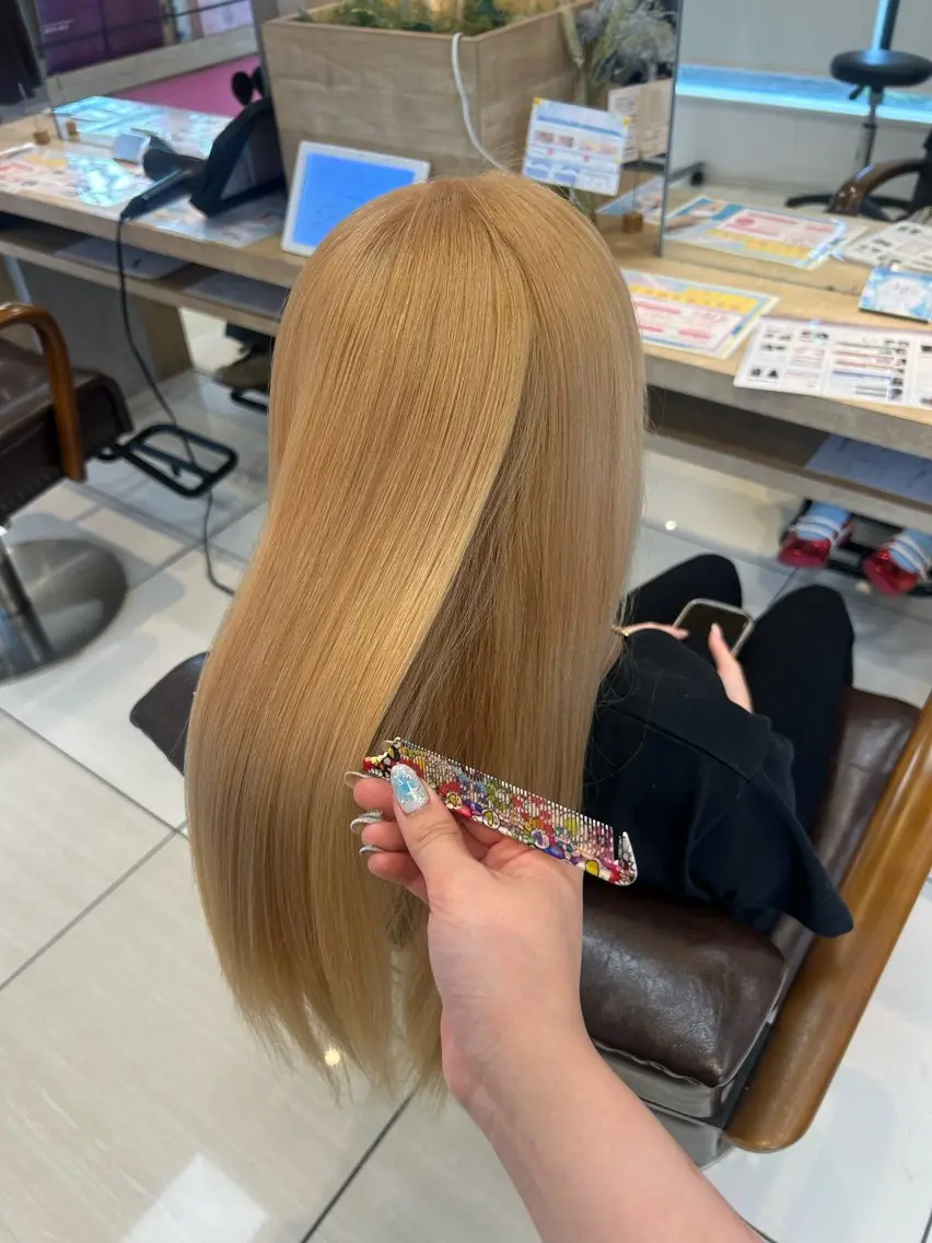 カラー 抜きっぱなしブロンド ブロンド ヘアカラー 有村 実佑のヘアスタイル