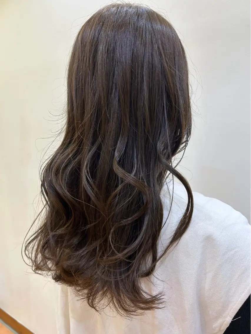 カラー グレージュ 藤川 波澄のヘアスタイル
