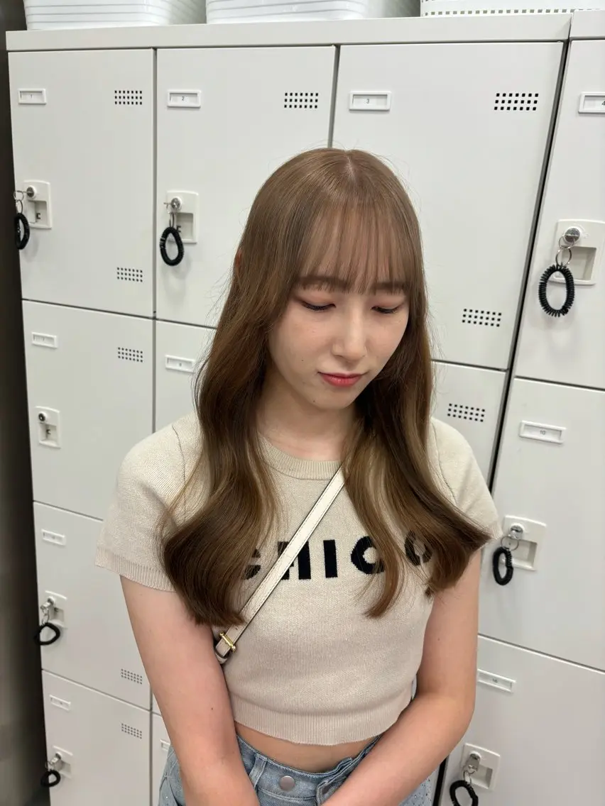 ロング カラー 抜け感レイヤー︴ ニュアンスカラーのヘアスタイル