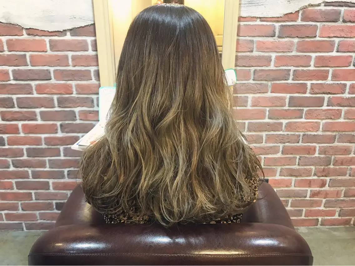 ロング カラー ブリーチ グラデーションカラー レイヤーカット/ 根本瑠実のヘアスタイル