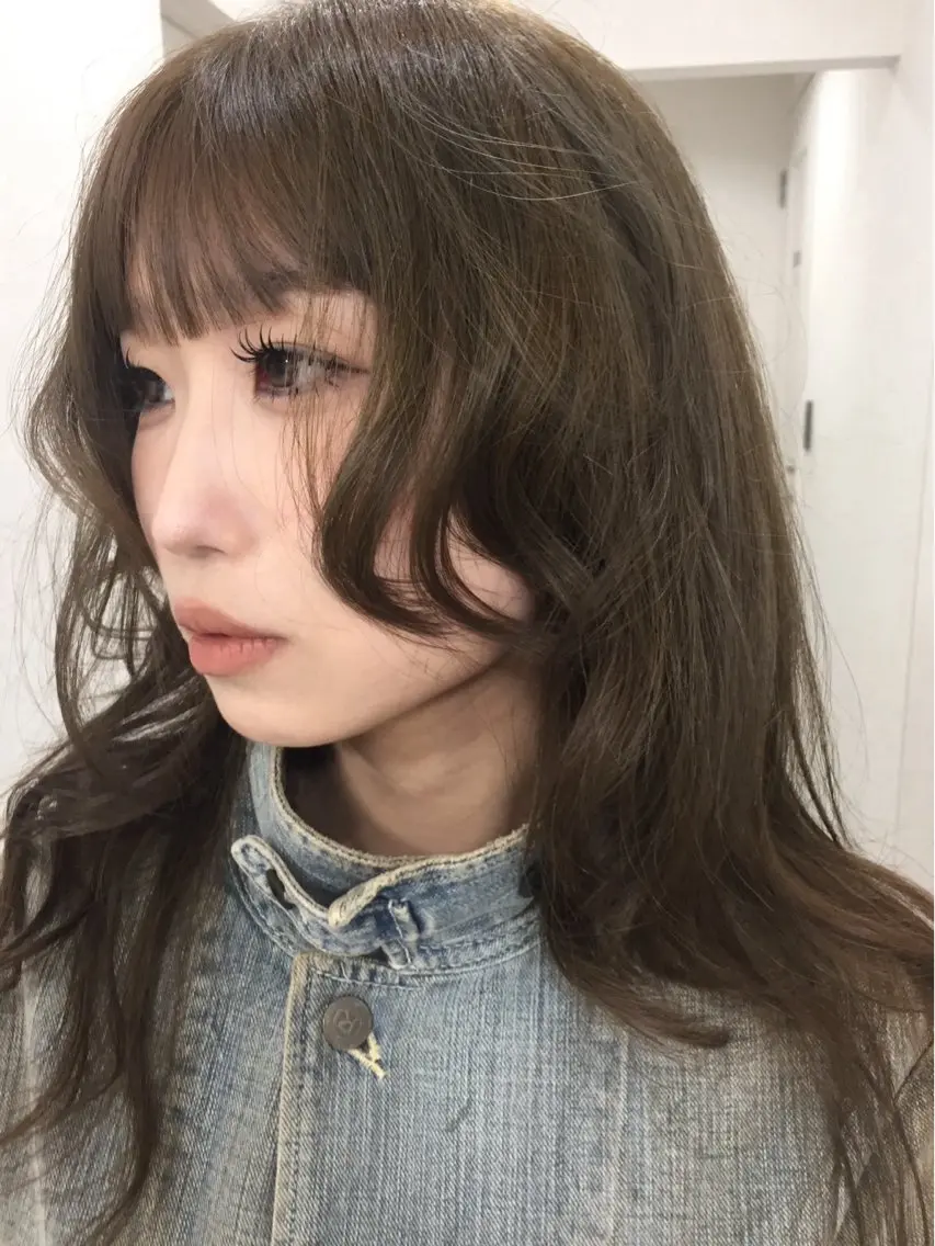 セミロング カラー ベージュカラー オリーブベージュ 杏華レイヤー/ パーマ/ハイトーンのヘアスタイル