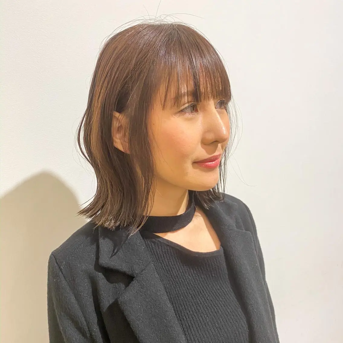 ミディアム カラー ハイライトカラー ハイライト 切りっぱなしロブ ワイドバング tender KOZONOのヘアスタイル