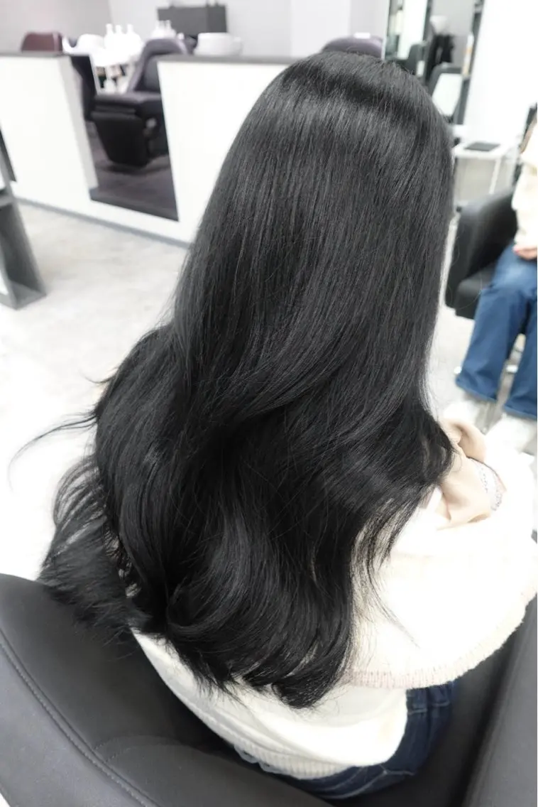ロング カラー 黒髪 似合わせカット ，comma momoka🪄のヘアスタイル