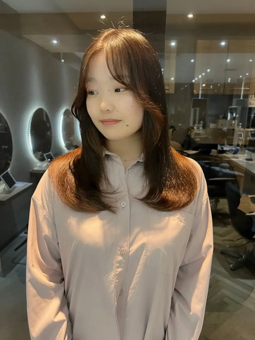 セミロング カラー ミストバング ベージュカラー ブリーチ フェイスフレーミング グレージュ カット ヘアカラー トリートメント 韓国🇰🇷レイヤー 映える顔周り🩷のヘアスタイル