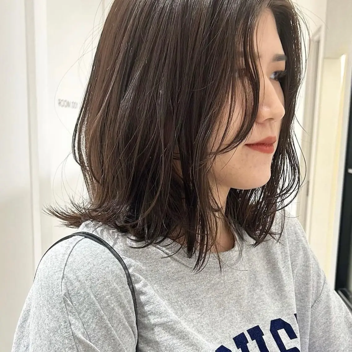 ミディアム カラー くびれヘア カット ヘアカラー オリーブベージュ/ ブリーチなし透明感のヘアスタイル