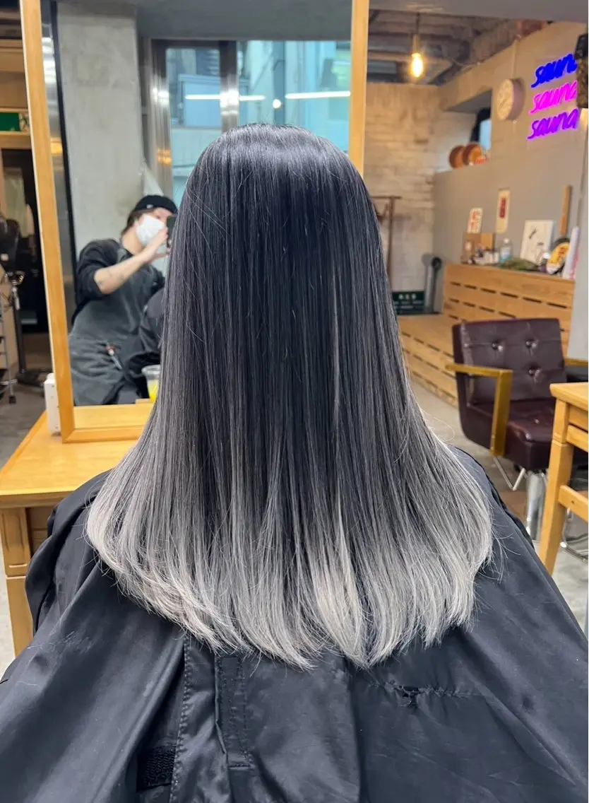 セミロング カラー バレイヤージュ シルバー ホワイトシルバー レイヤーカット ヘアカラー トリートメント 指名数No.1 /NAOYAのヘアスタイル