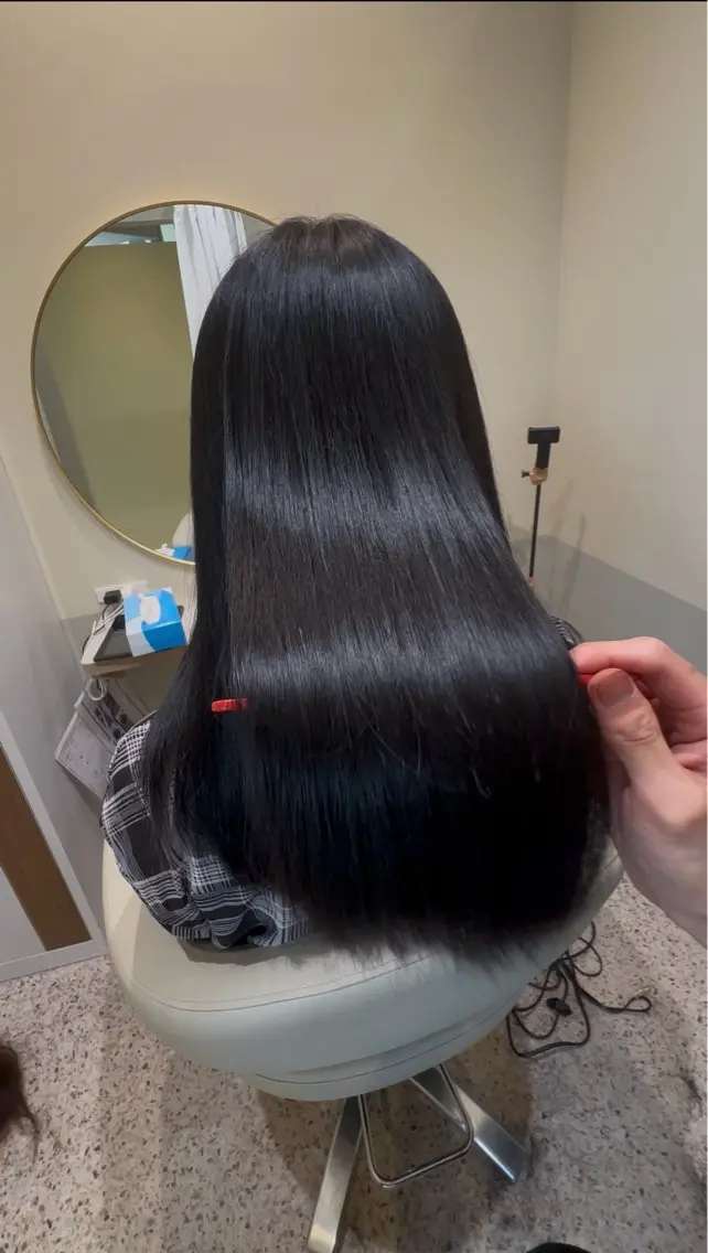 ロング カット ヘアカラー トリートメント 奥本 侑 髪質改善、ツヤ髪のヘアスタイル