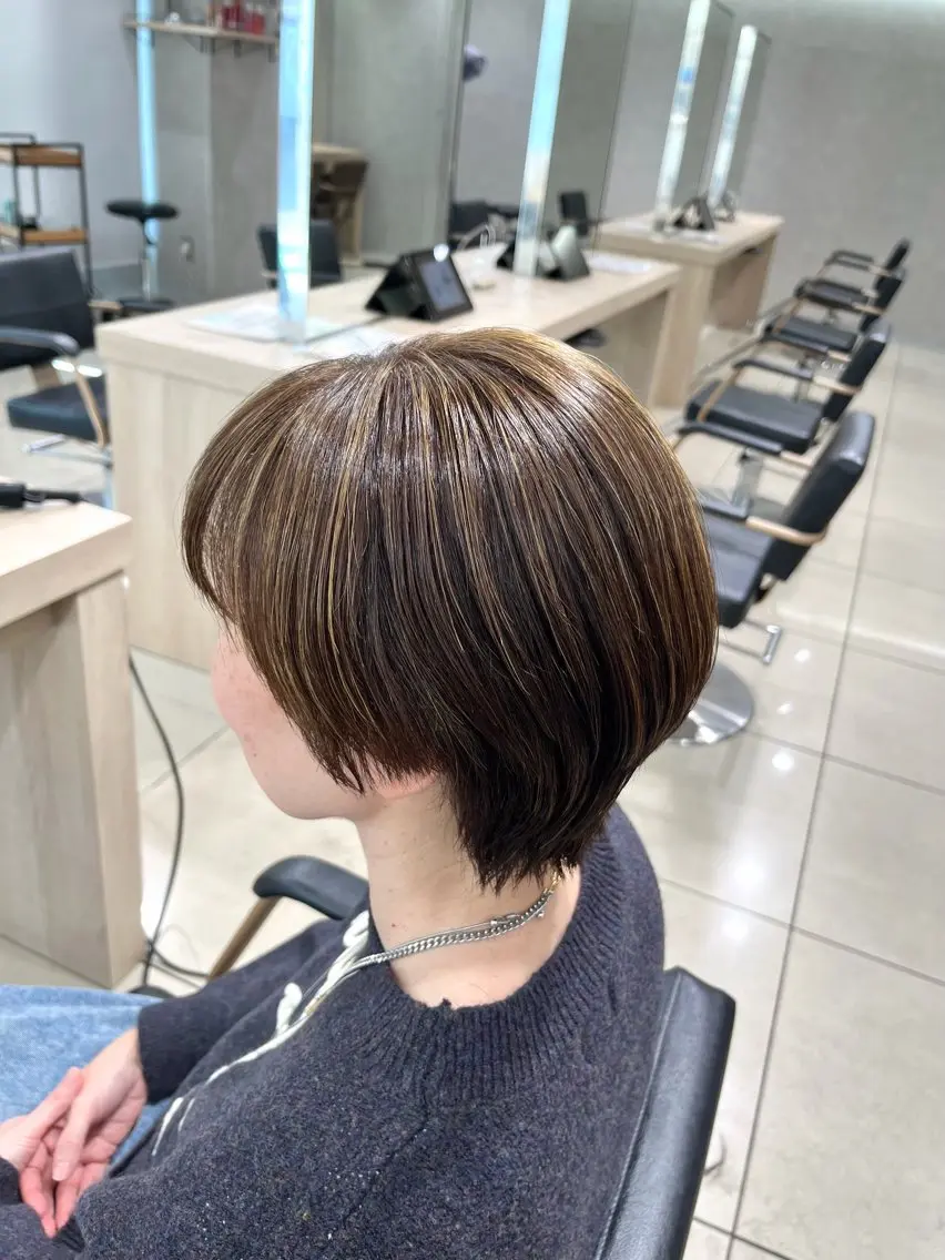ショート カラー ベージュカラー 透明感カラー ハイライトカラー シルバー シルバーベージュ カット ヘアカラー トリートメント 巖本 真希のヘアスタイル