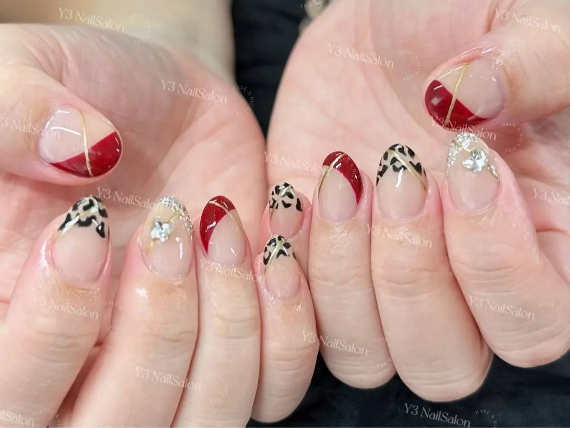 ネイル アニマル柄 ボルドー ゴールド キラキラネイル ショートネイル ハンドネイル Y3 NailSalonのネイルデザイン
