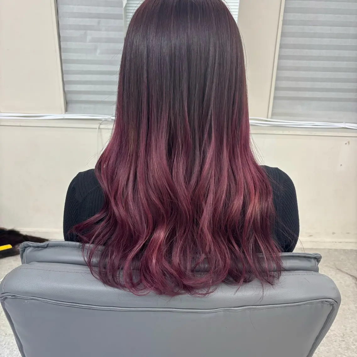 ロング カラー ブリーチ グラデーションカラー ピンクカラー 腰越 麻奈のヘアスタイル