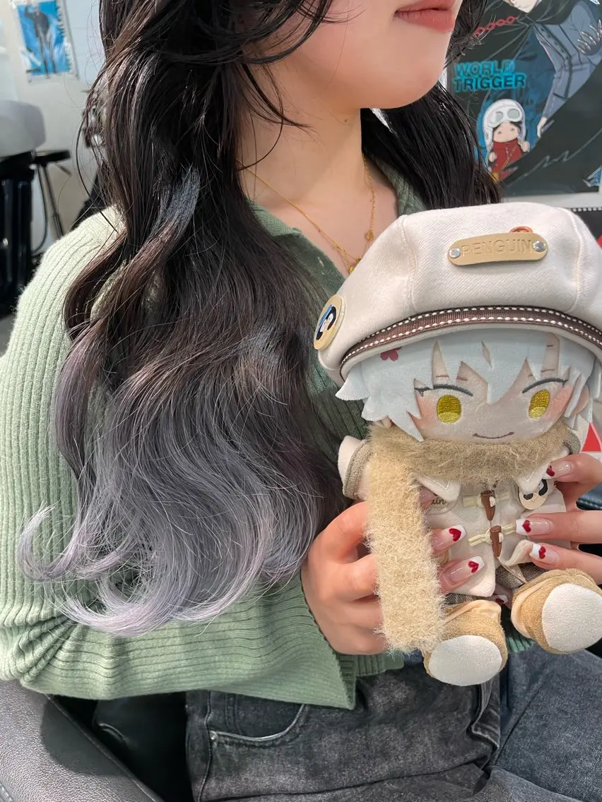 セミロング カラー グラデーションカラー シルバー ヘアカラー インナーカラー 推し ブリーチ 髪質改善のヘアスタイル