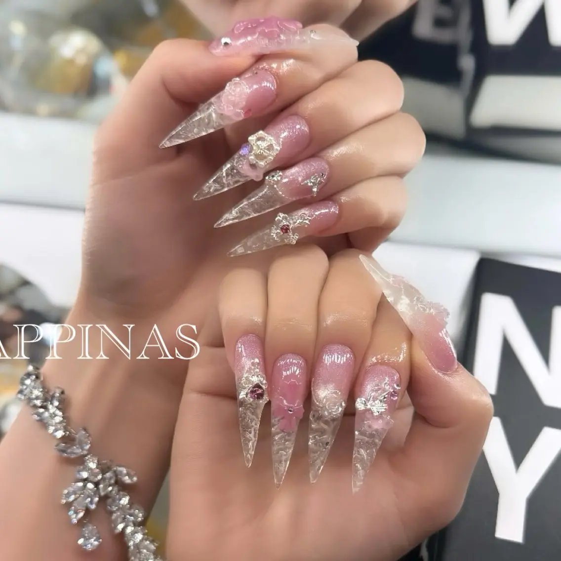 ネイル ロングネイル マグネットネイル スカルプネイル ワンホンネイル ハンドネイル HAPPINAS🍒 くるみのネイルデザイン