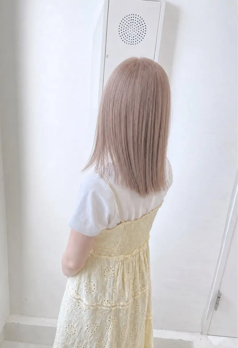 ミディアム カラー ベージュカラー ブリーチ ミルクティーベージュ 似合わせカット Muミュー/ブリーチ ハイトーン　Wカラーのヘアスタイル