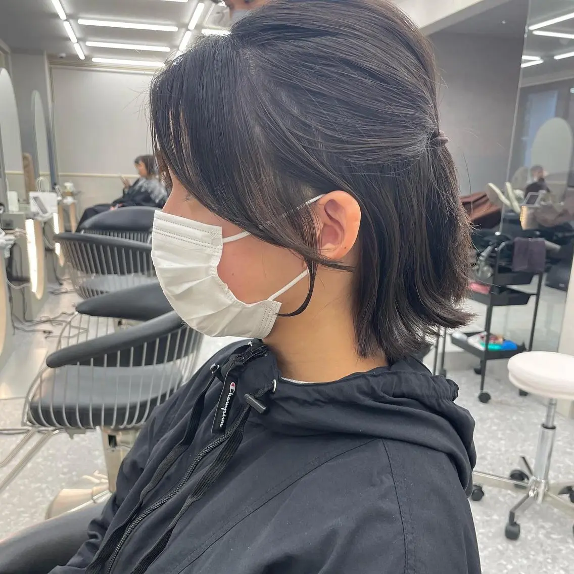 ショート 透明感オリーブ🫒/ ブリーチなしWカラーのヘアスタイル