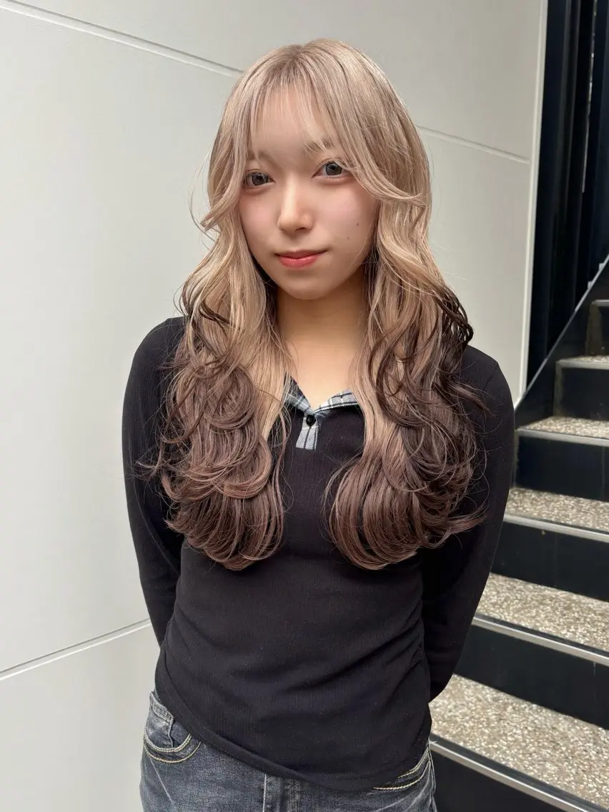 ロング カラー ベージュカラー ブリーチ 抜きっぱなしブロンド ブロンド ブルーカラー ヘアカラー ハイトーンカラー/ デザインカラー/瑛樹のヘアスタイル