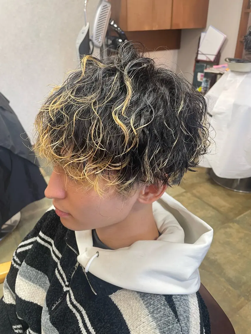 ショート パーマ メンズ メンズブリーチ メンズパーマ 波巻きパーマ カット パーマ 三川 啓英 / 縮毛矯正/髪質改善のヘアスタイル