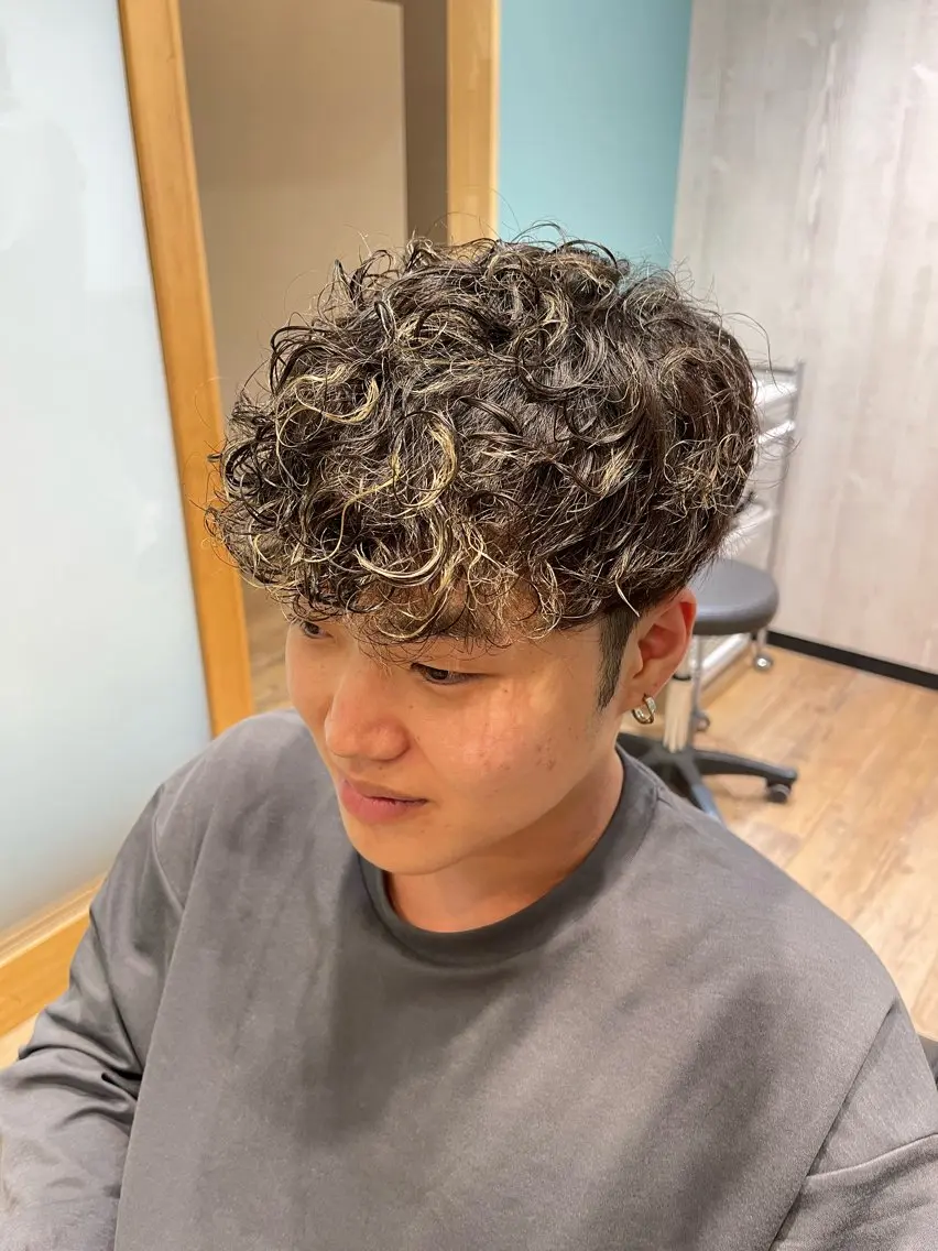 ショート パーマ メンズ スペインカール 佐藤 海璃のヘアスタイル