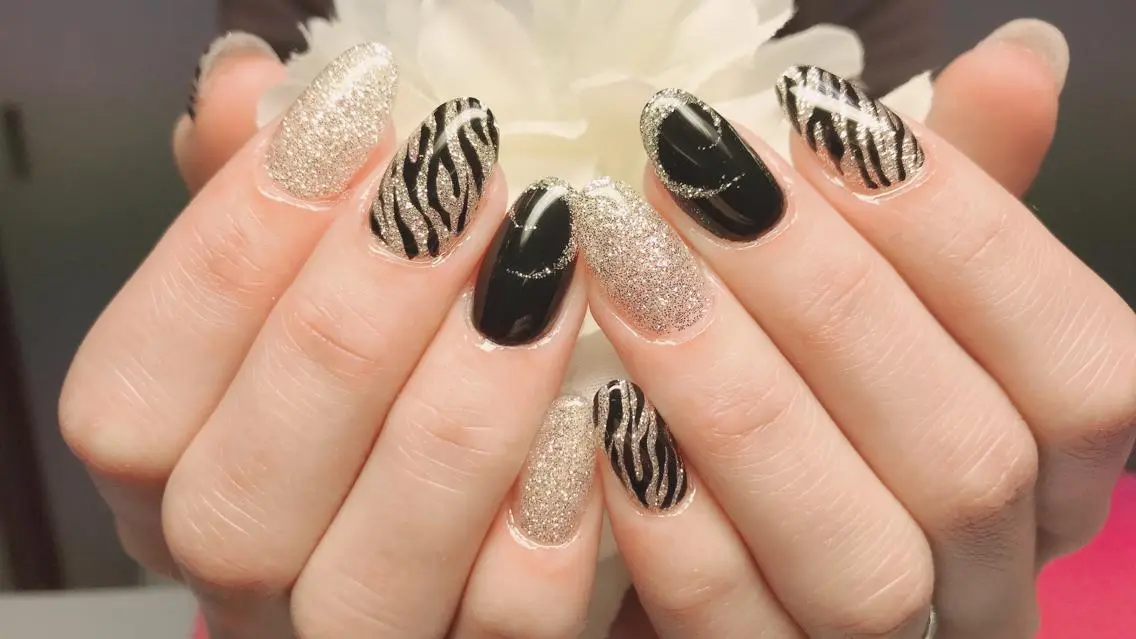 ネイル アニマル柄 アートネイル フレンチネイル グラデーション キラキラネイル ハンドネイル Ｎail Ｓalon ertiのネイルデザイン