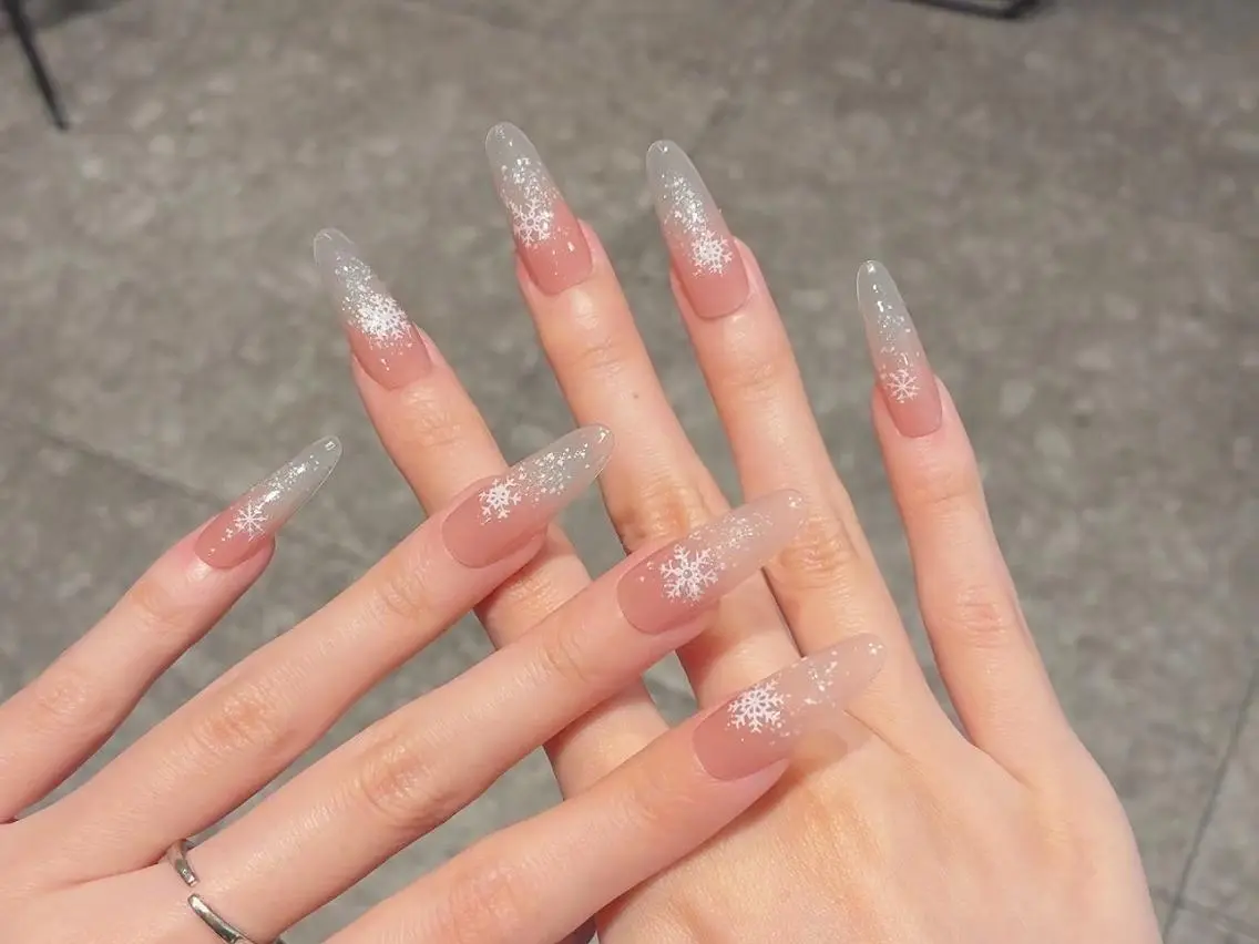 ネイル ジェルネイル ガーリー マグネットネイル ミディアムネイル ワンカラーネイル ハンドネイル ハンドケア 🎀Momo 🎀のネイルデザイン