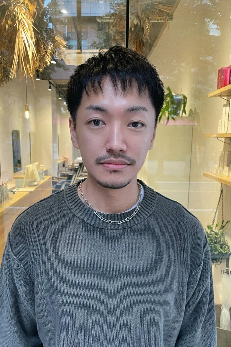 ショート メンズ センターパート ダウンパーマ フェザーパーマ メンズハイライト メンズ韓国風 藤崎百道メンズカット Zina/森井唯央のヘアスタイル