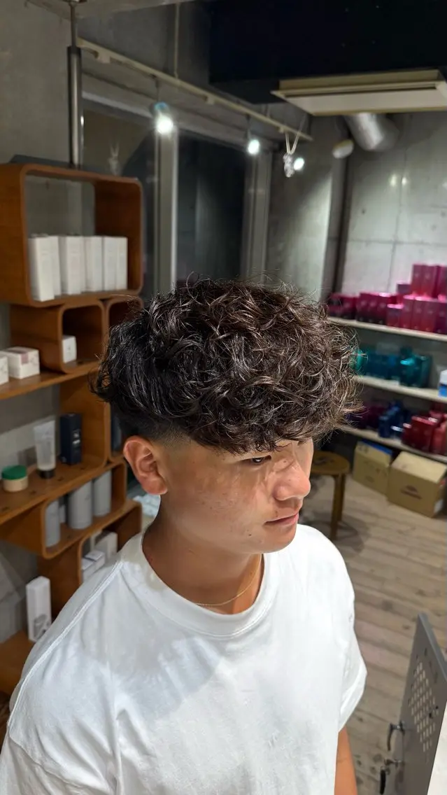 パーマ メンズ フェードカット スペインカール fifth/原宿 メンズパーマ/希飛のヘアスタイル