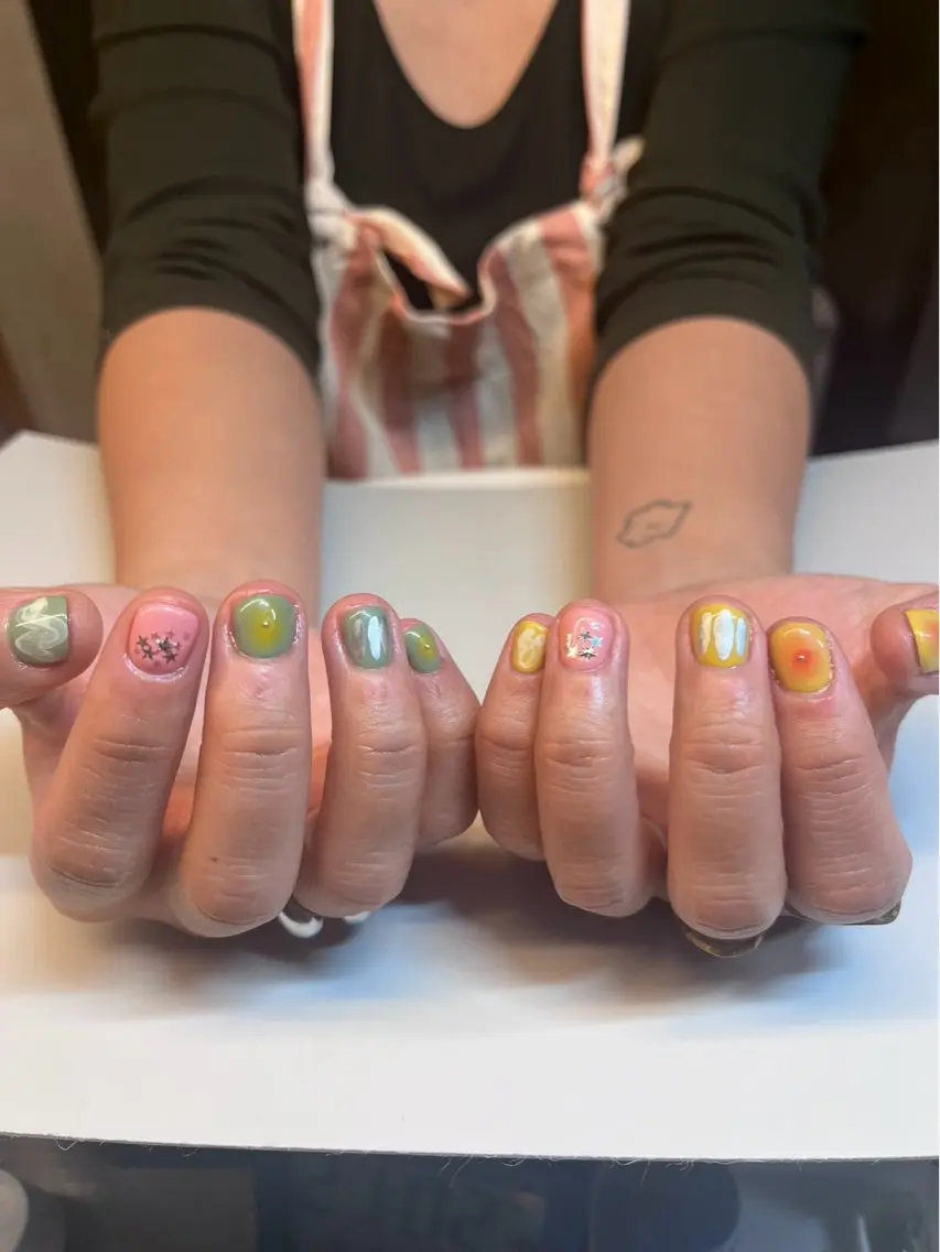 ネイル アートネイル ジェルネイル ニュアンスネイル ぷっくりネイル ショートネイル 田邊 春華のネイルデザイン