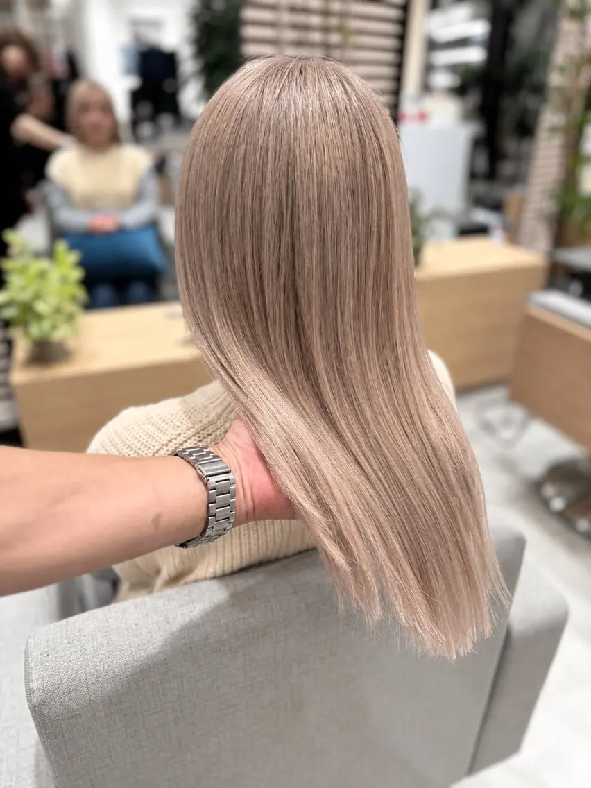 セミロング カラー ベージュカラー ブリーチ 透明感カラー ハイトーンカラー ミルクティーベージュ カット ヘアカラー トリートメント 銀座/ハイレイヤー/ 艶髪カラー/田中颯士のヘアスタイル