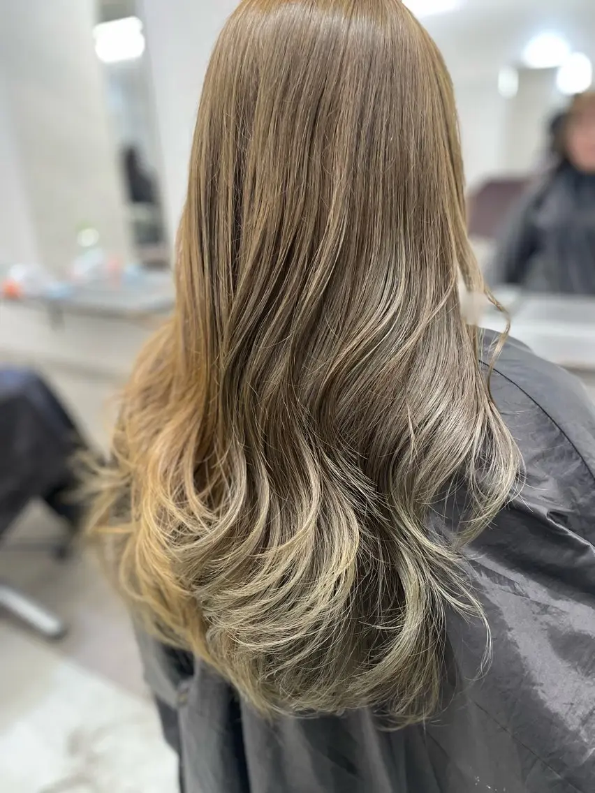 ロング カラー ベージュカラー オリーブベージュ AIRI layer cut hairのヘアスタイル