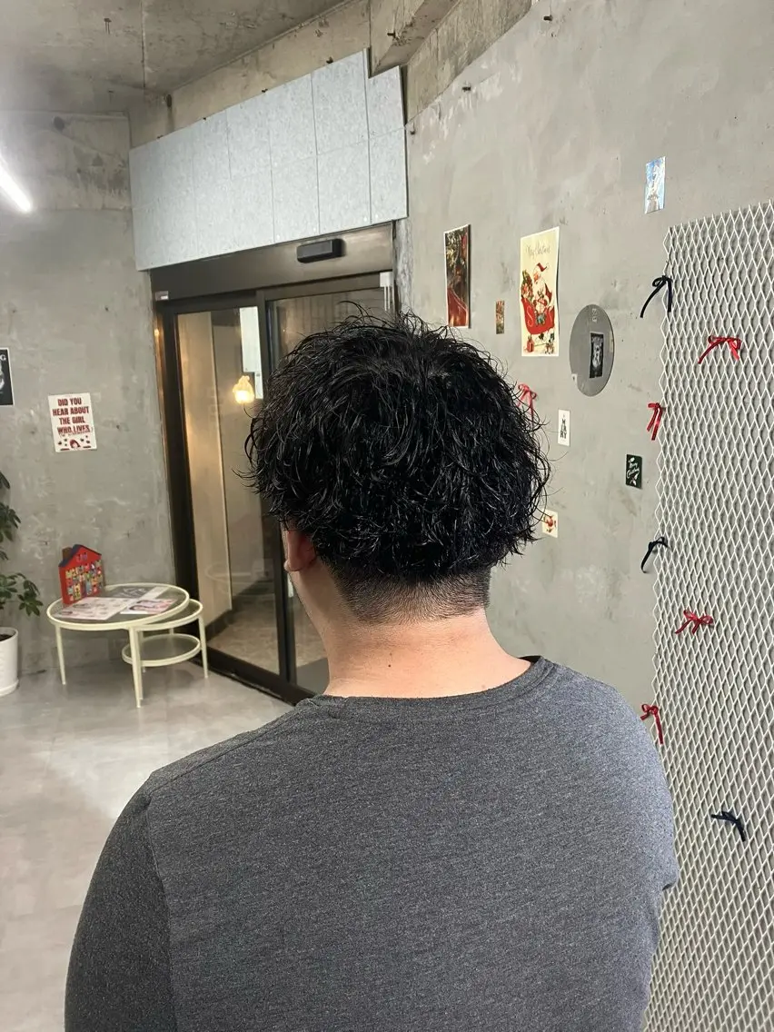 ショート パーマ メンズ メンズパーマ 波巻きパーマ スパイラルパーマ カット パーマ トリートメント door white hideのヘアスタイル