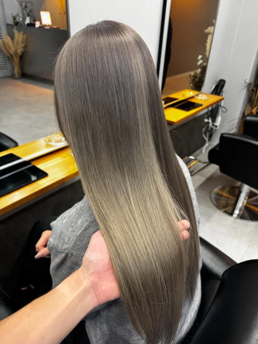 ロング カラー カット ヘアカラー トリートメント ミルクティーカラー グレージュ　高山慧輔のヘアスタイル