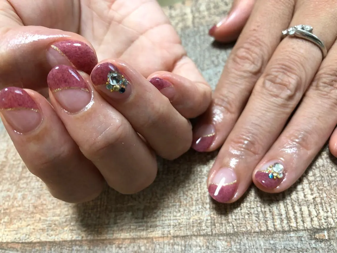 ネイル フレンチネイル ジェルネイル 斜めフレンチ Nail Room Laughyのネイルデザイン