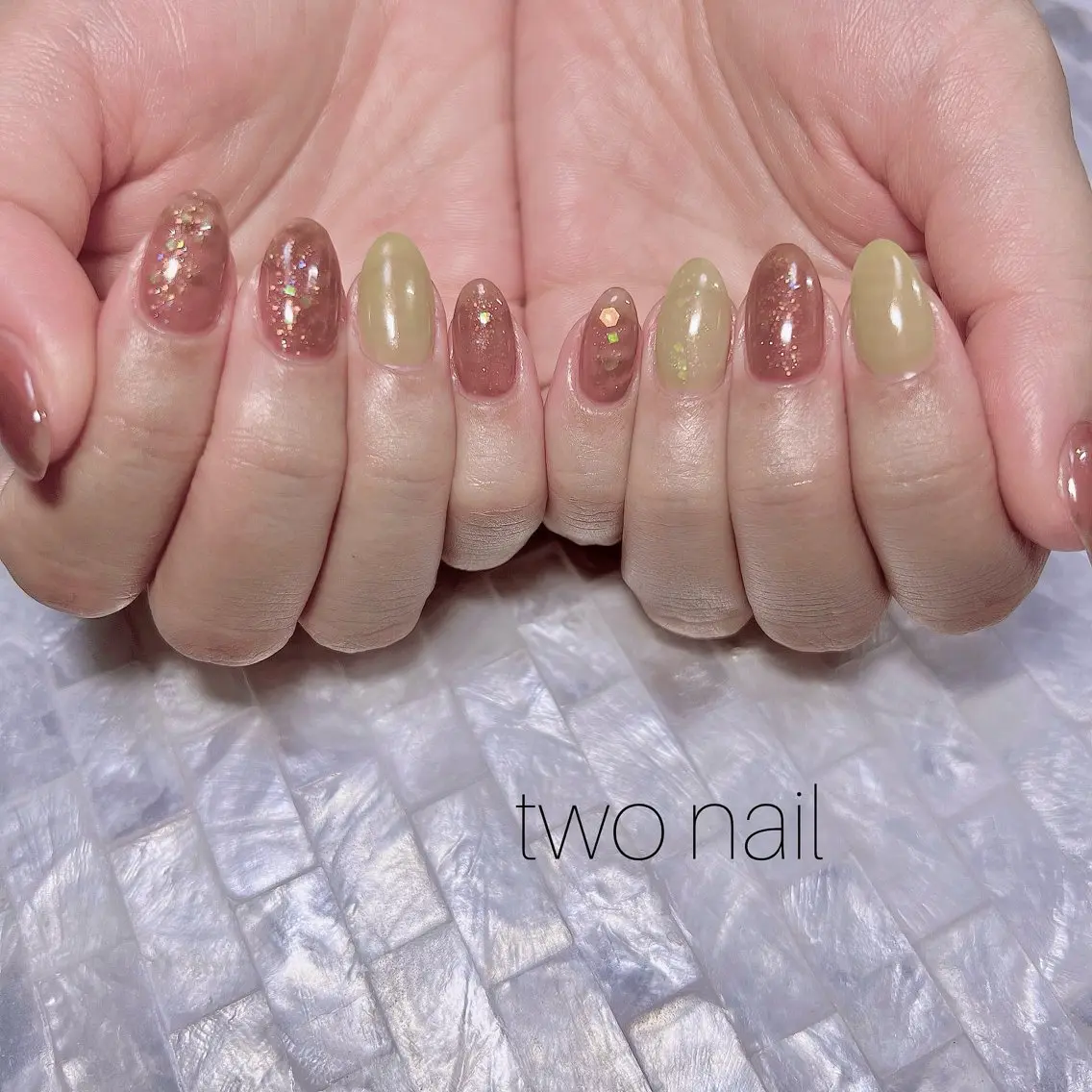 ネイル ブラウン キラキラネイル ネイルチップ ホワイト ハンドネイル two nailのネイルデザイン