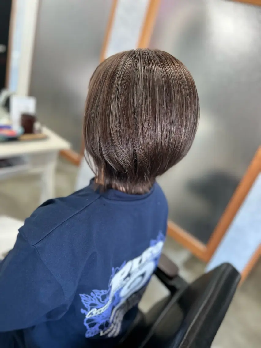 ミディアム カラー ショートボブ アッシュ ベージュカラー デザインカラー ハイライトカラー ヘアカラー トリートメント Style Tのヘアスタイル