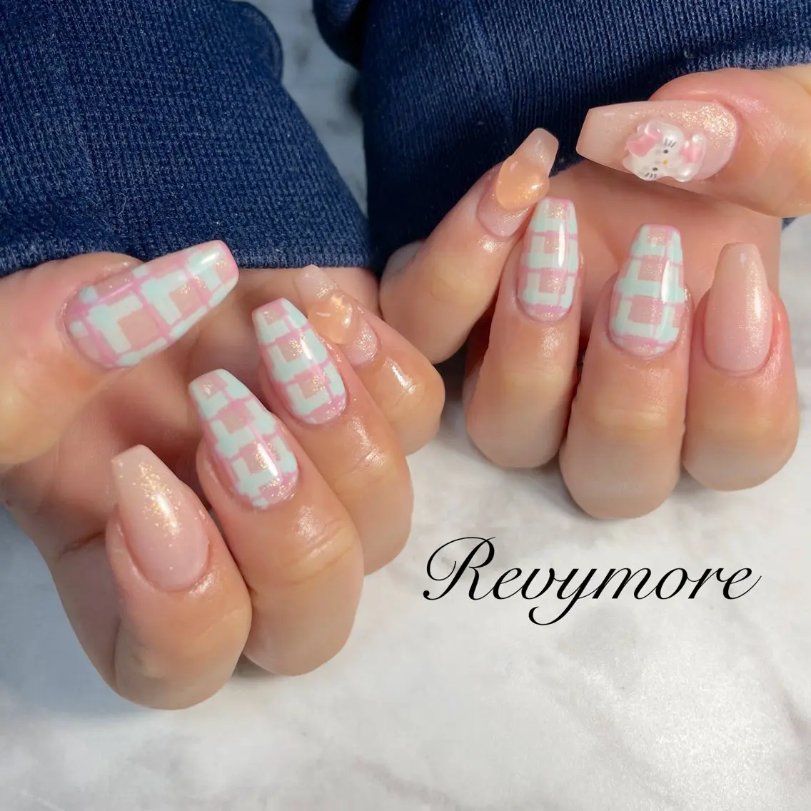 ネイル ジェルネイル キラキラネイル 韓国ネイル 水色 ニュアンスネイル nail salon Revymoreのネイルデザイン