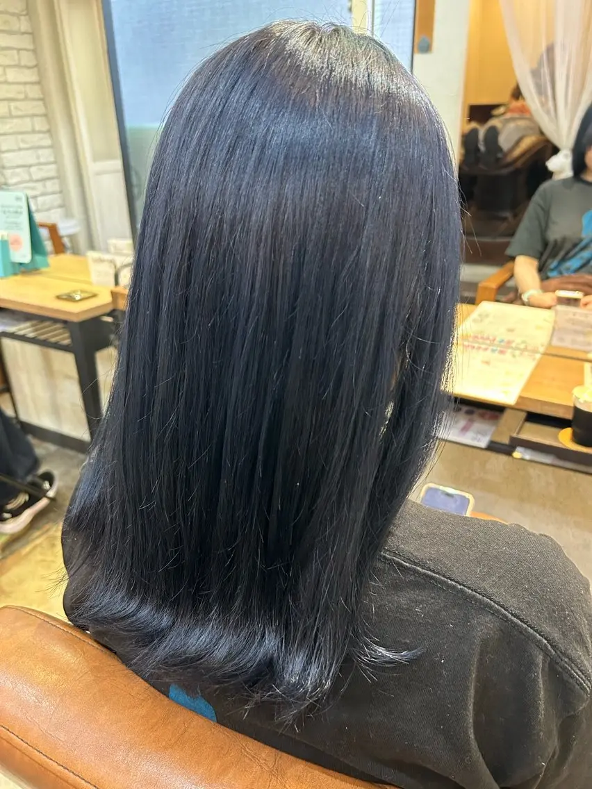 ミディアム カラー 黒髪 ブルーカラー ブルーブラック コヤナギ ラムのヘアスタイル