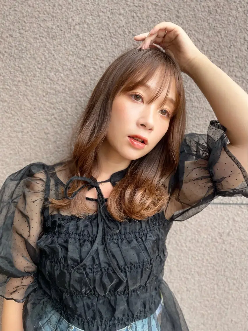 ミディアム カラー 顔まわりレイヤー レイヤーカット 小顔カット 艶髪/白髪ぼかし ヘッドスパ/大野結菜のヘアスタイル