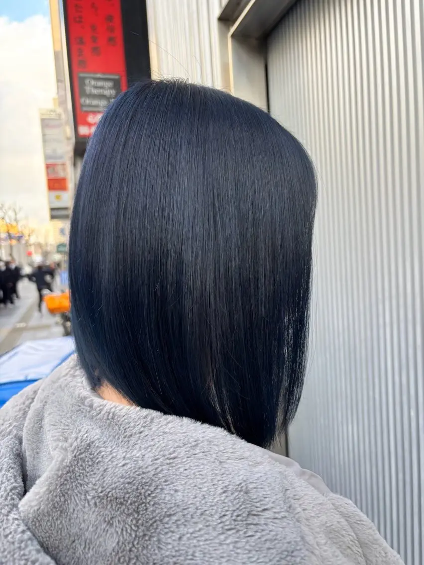 ミディアム カラー 黒髪 ブルーカラー ブルーブラック 艶髪ハイトーン特化 / moe 🦋のヘアスタイル