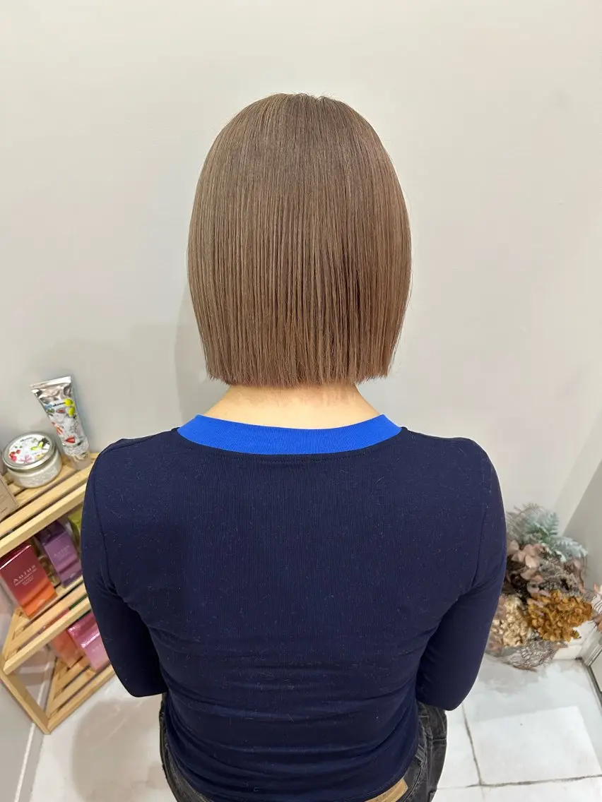 ミディアム カラー ベージュカラー ブリーチ ミルクティーベージュ カット ヘアカラー トリートメント 髪質改善/レイヤー/ お顔まわり/Ami.のヘアスタイル